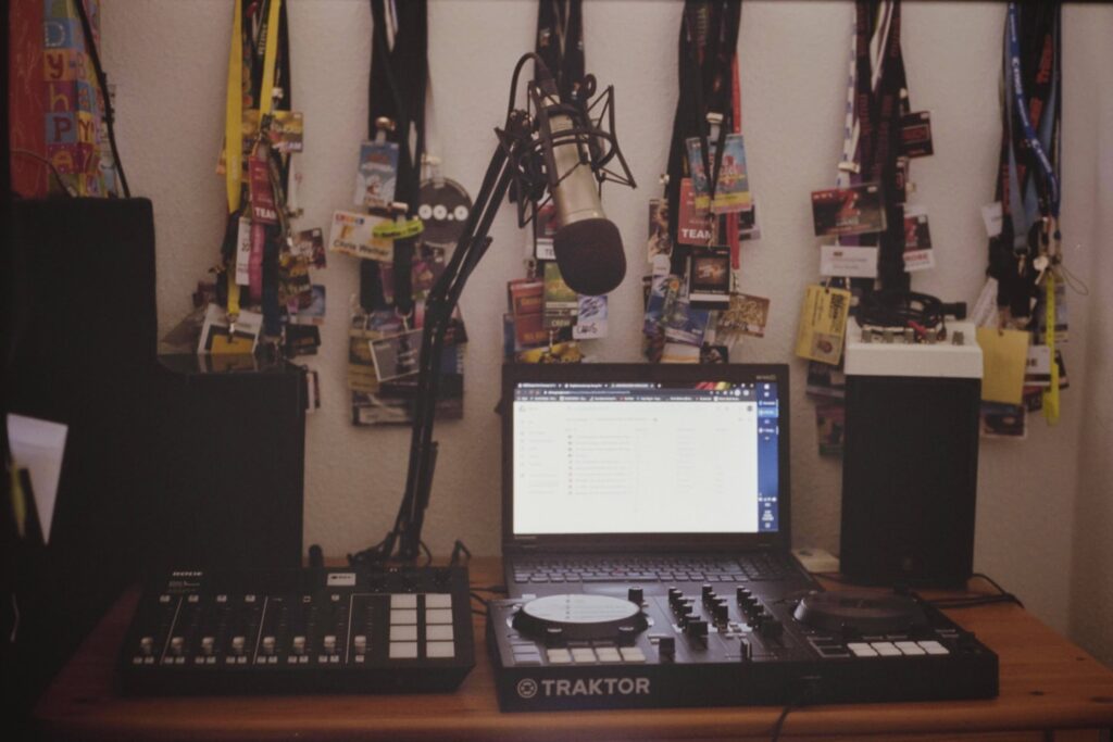 Home studio avec ordinateur, clavier et controleur audio