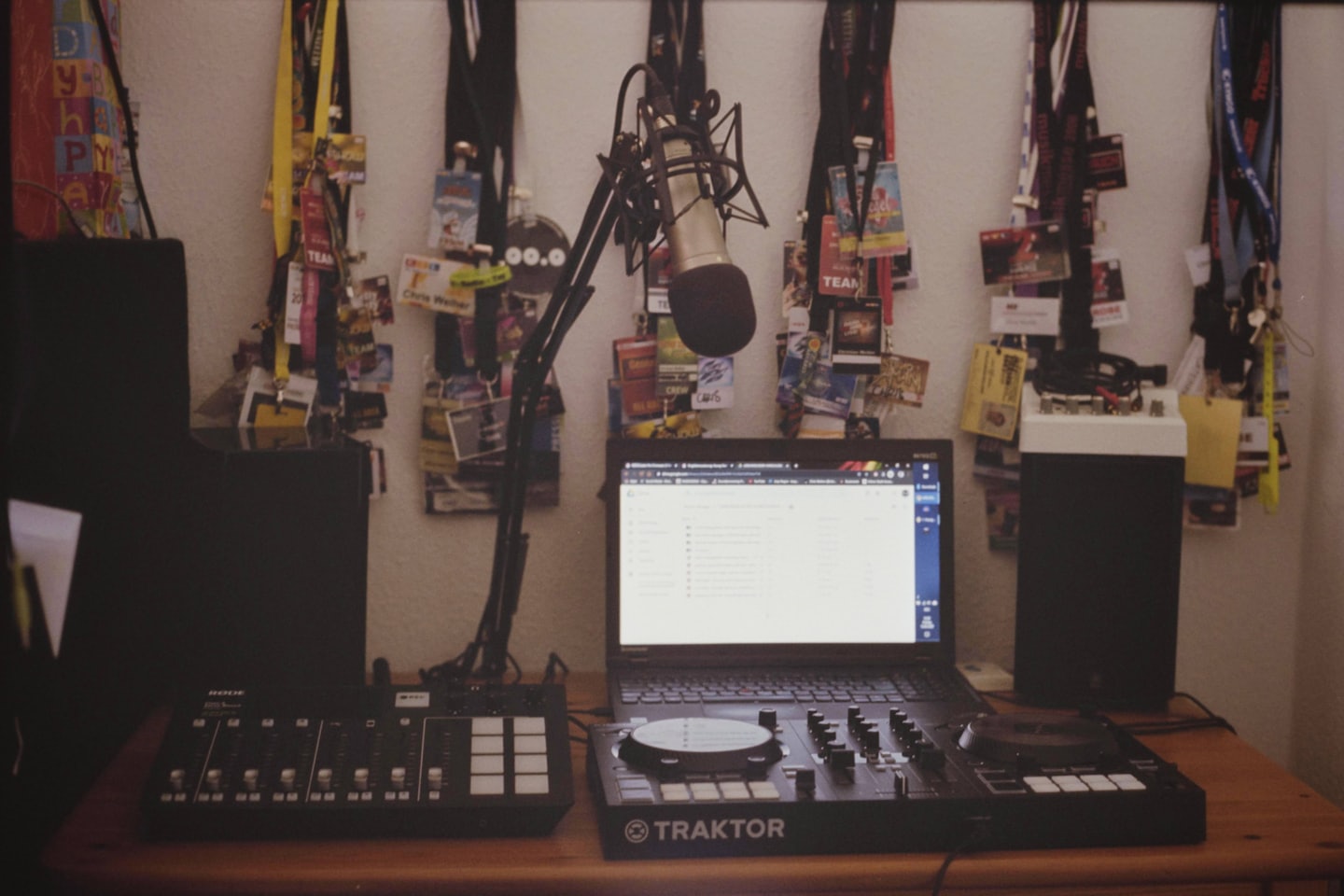Home studio avec ordinateur, clavier et controleur audio
